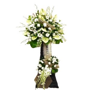 A sympathy spray of remembrance 4